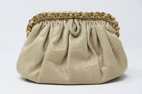 everyday chanel . . #designerbags #bag #secondhandfirst #sustainablefashion  #vintagebag
