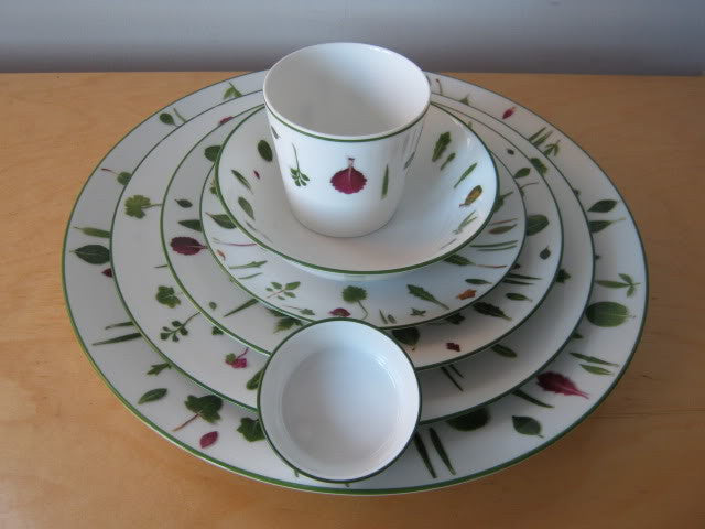 HERMES Discontinued Unused "Mesclun" 7 Piece Porcelain Set 4 Plates, 1 Cream Bowl, 1 Spice Bowl, 1 Tumbler