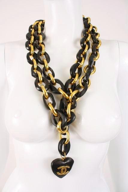 CHANEL VINTAGE CHAIN NECKLACE W/ WOODEN CC LOGO HEART CHARM