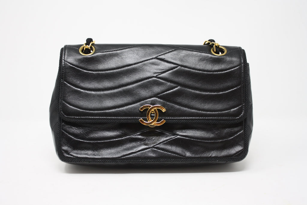 100% Authentic Chanel Vintage Black Lambskin Jumbo Classic Flap Bag Leather  ref.196207 - Joli Closet