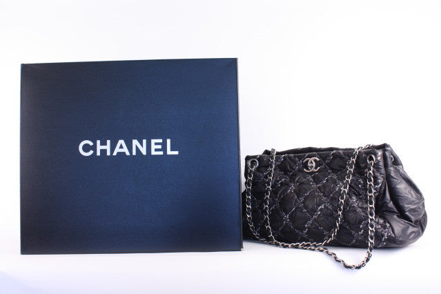 Obsessing over my Chanel tweed tote that I snagged on @vivrelle